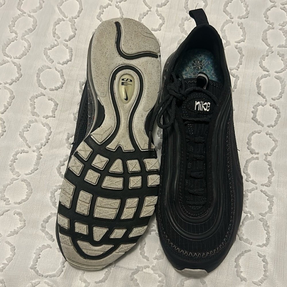 Airmax black and white